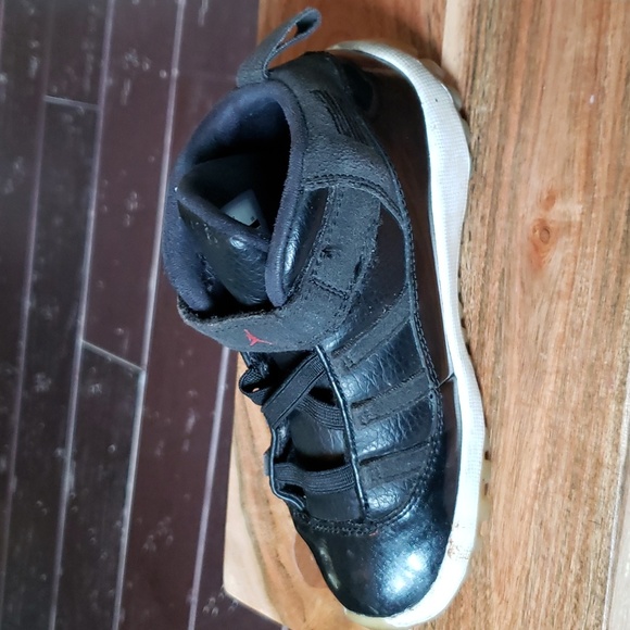 Nike Air Jordan black Toddler shoes. Size 10C. Pre-owned Velcro & elastic close - Picture 4 of 10